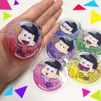 6つ子がカプセルの中に入っちゃった!?奥行が楽しめるおもしろストラップ♪