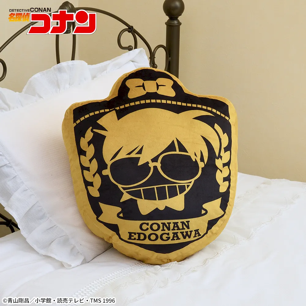 名探偵コナン プラチナムザッカエンブレムダイカットクッション